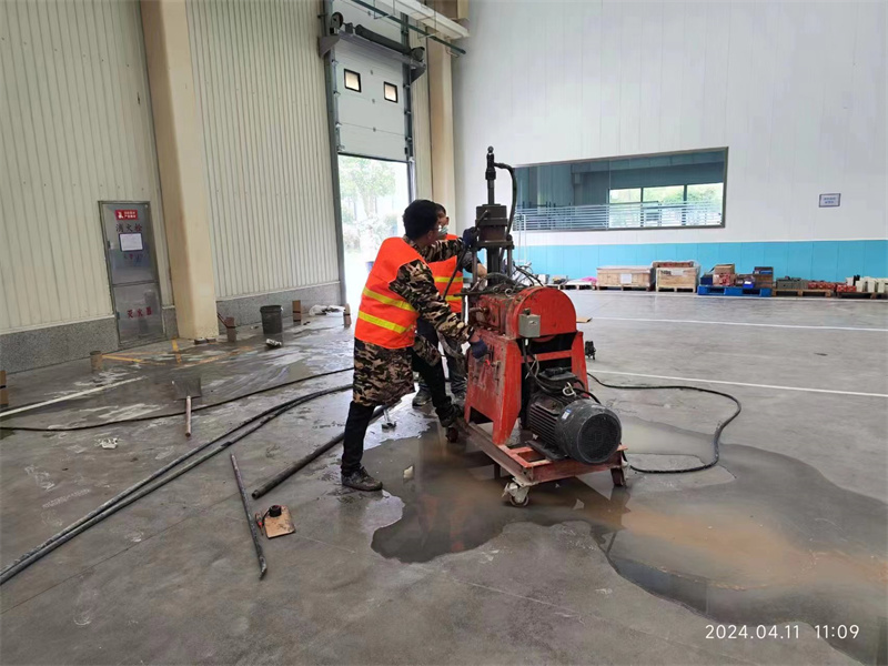 阜龙乡厂房地面下沉塌陷注浆加固施工